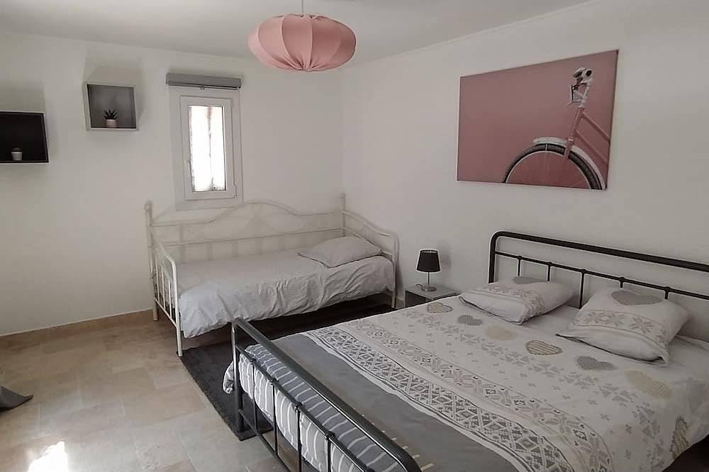 Comfortable 110m² air-conditioned gîte in the heart of Provence in La Barben, Aix-en-Provence region