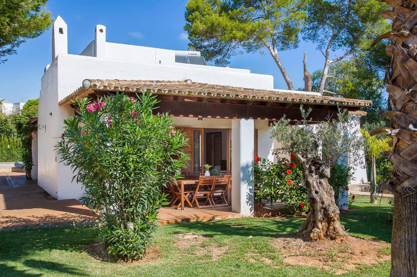 Luxury Cala D'or Villa | Villa Esmeralda Blanca | 6 Bedrooms | Pool Table | Short Walk to Resort Centre in Cala d'Or, Santanyí