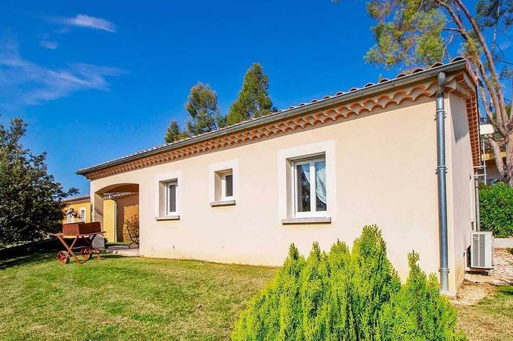 Location de vacances pour 4 personnes, avec terrasse et piscine ainsi que sauna et jardin à Saint-Maurice-d'Ardèche