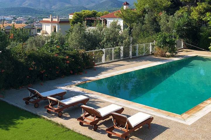 Vacation rental for 14 people, with yard and balcony in Corinth