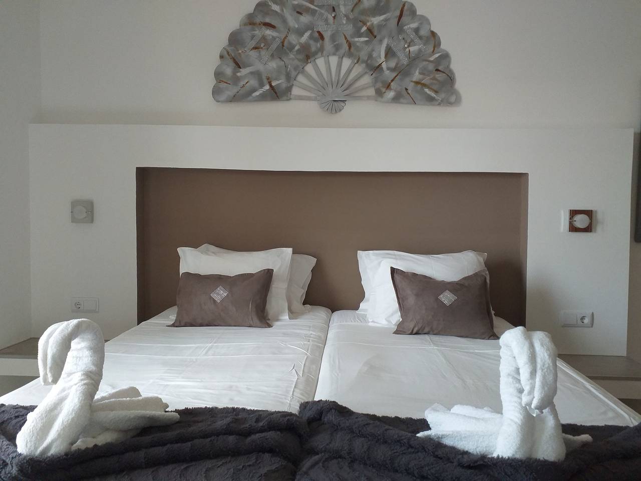 Zimmer 'South Side Guesthouse - Quarto E' mit Gemeinschaftspool, Wlan und Klimaanlage in Quelfes, Parque Natural da Ria Formosa