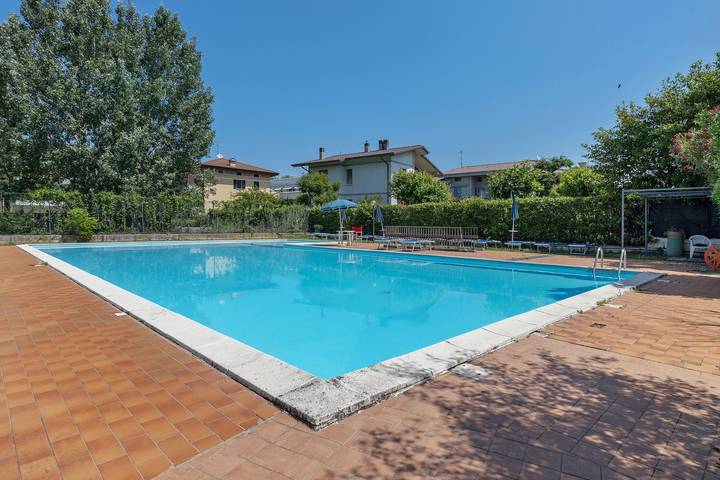 Ferienwohnung für 4 Personen, mit Balkon und Garten sowie Kinderpool in Desenzano del Garda