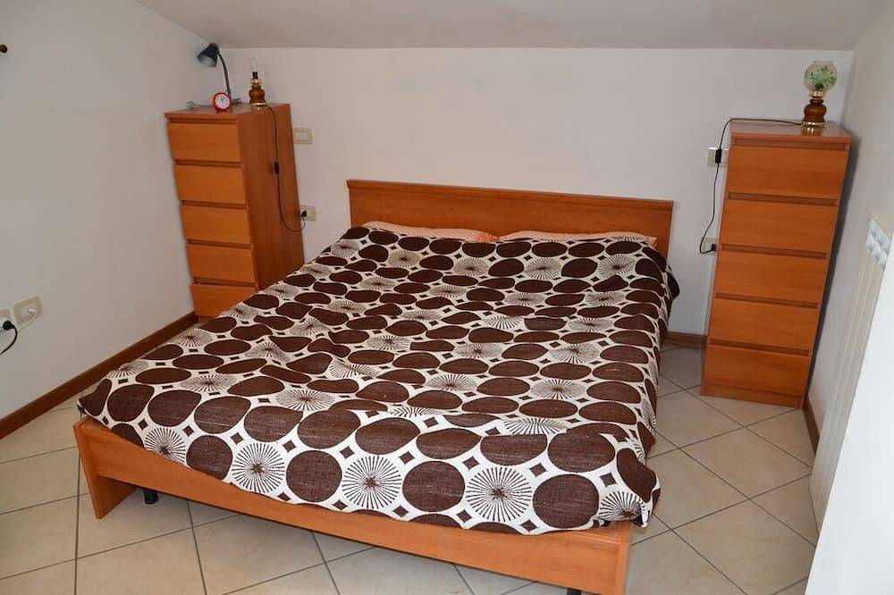 Entire apartment, Two-room attic apartment with terrace with 360° sea view in Teramo Province