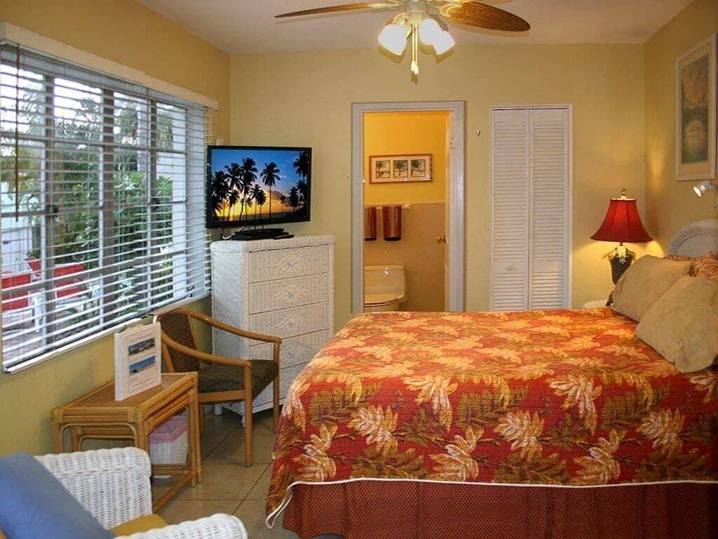 Mango Tango Cottage heated pool 2-minute walk to beach and attractions. in Clearwater Beach, Clearwater