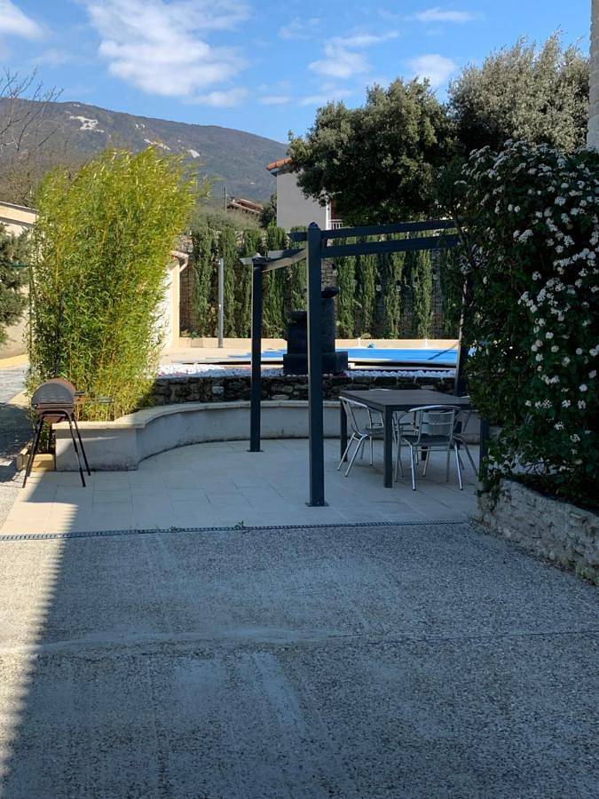 Location de vacances pour 5 personnes, avec terrasse et piscine à Roche-Saint-Secret-Béconne - 4