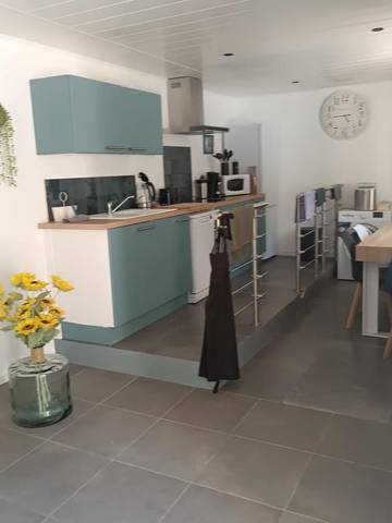 Gîte pour 2 personnes, avec piscine ainsi que vue et jardin à Ailhon