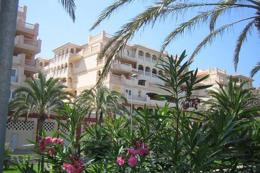 Entire apartment, Luxury apartment with fantastic views and 5 minutes from bars/beach/marina. Wifi in Marina (Almerimar), El Ejido