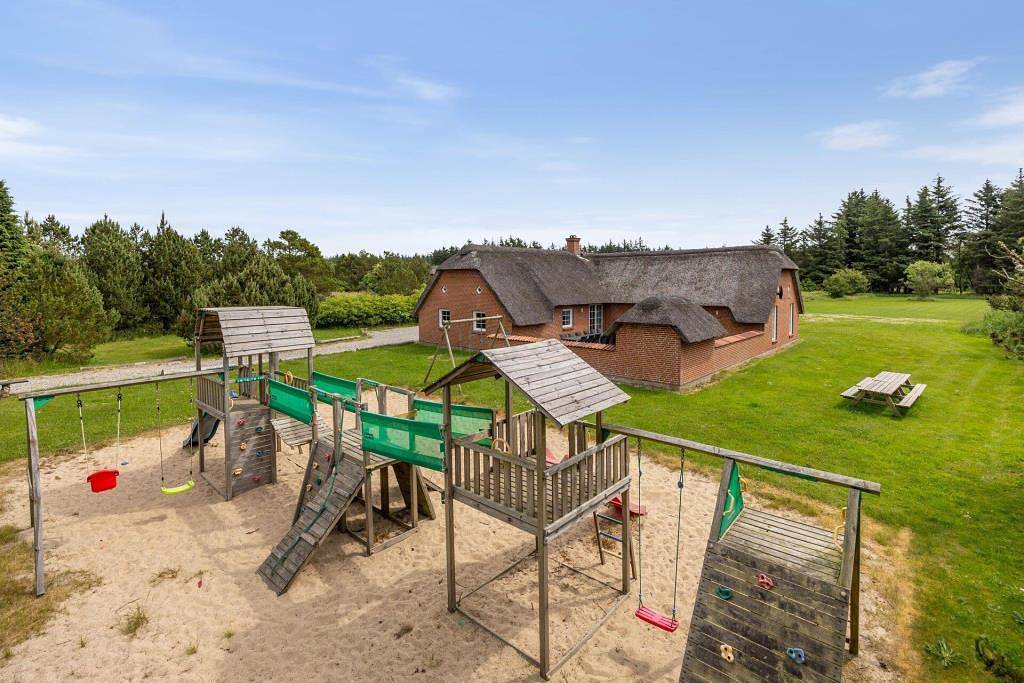 Large and modern pool house for 15 guests – and a huge playground in Vester Husby, Husby