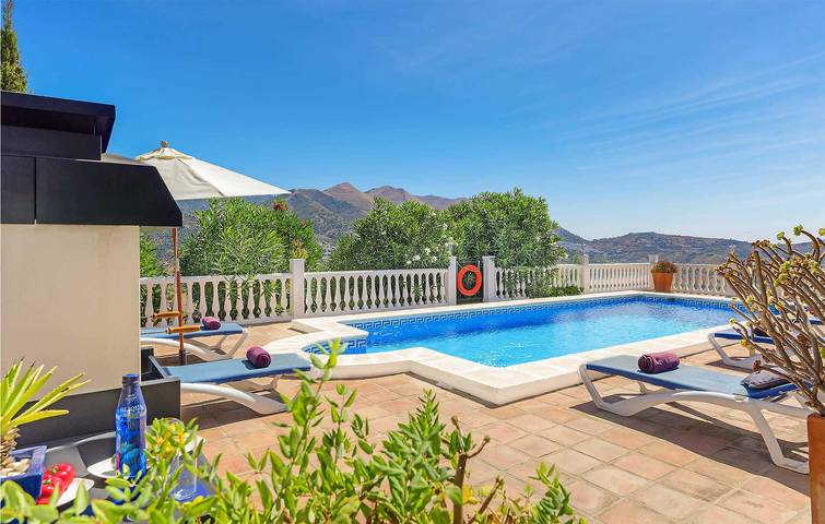 Acogedor Retiro: Aire Acondicionado, Piscina, Terraza, Internet y Parrilla a 2km de Salares, Cerca de Cajula. in Canillas de Albaida, Provincia de Málaga