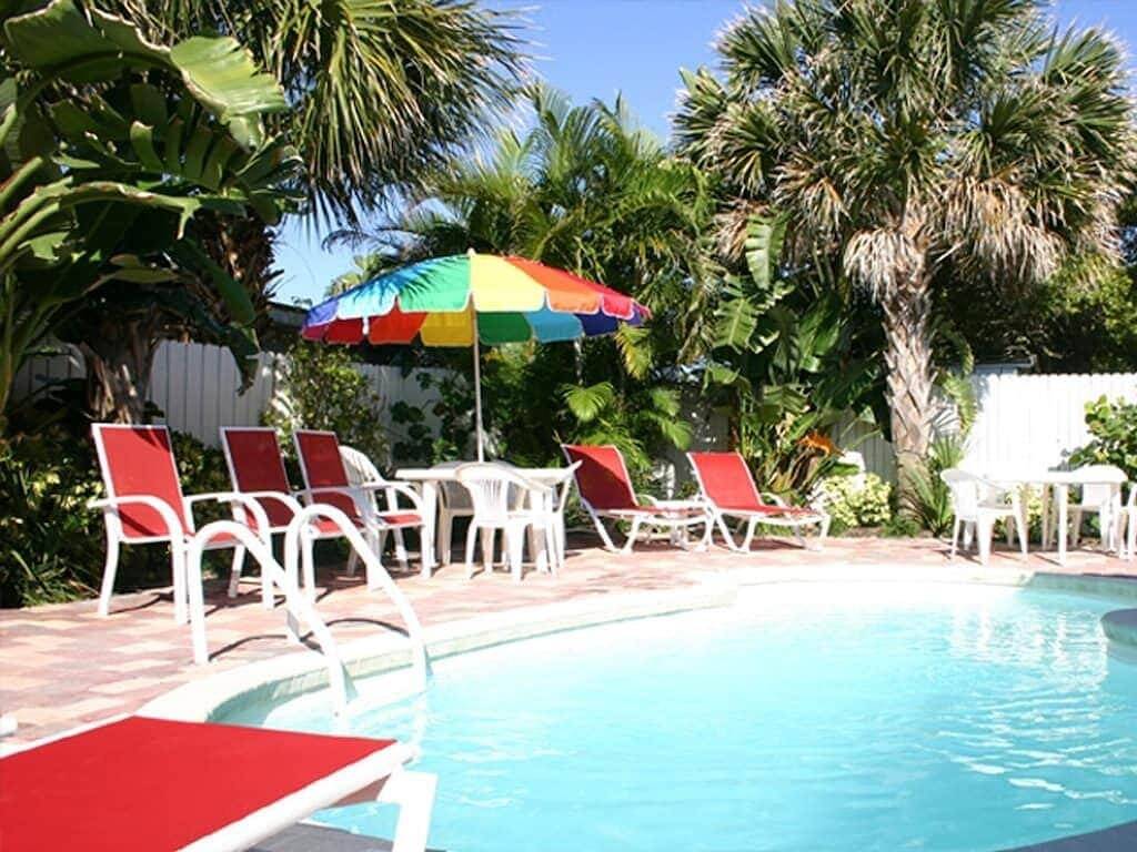 Orange Blossom Cottage two minute Walk to Beach in Clearwater, Caladesi Island