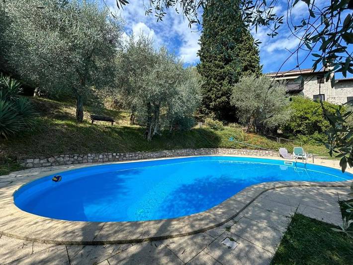 Villa per 8 persone, con panorama e giardino nonché piscina e vista lago, adatto a famiglie con bambini in Gardone Riviera