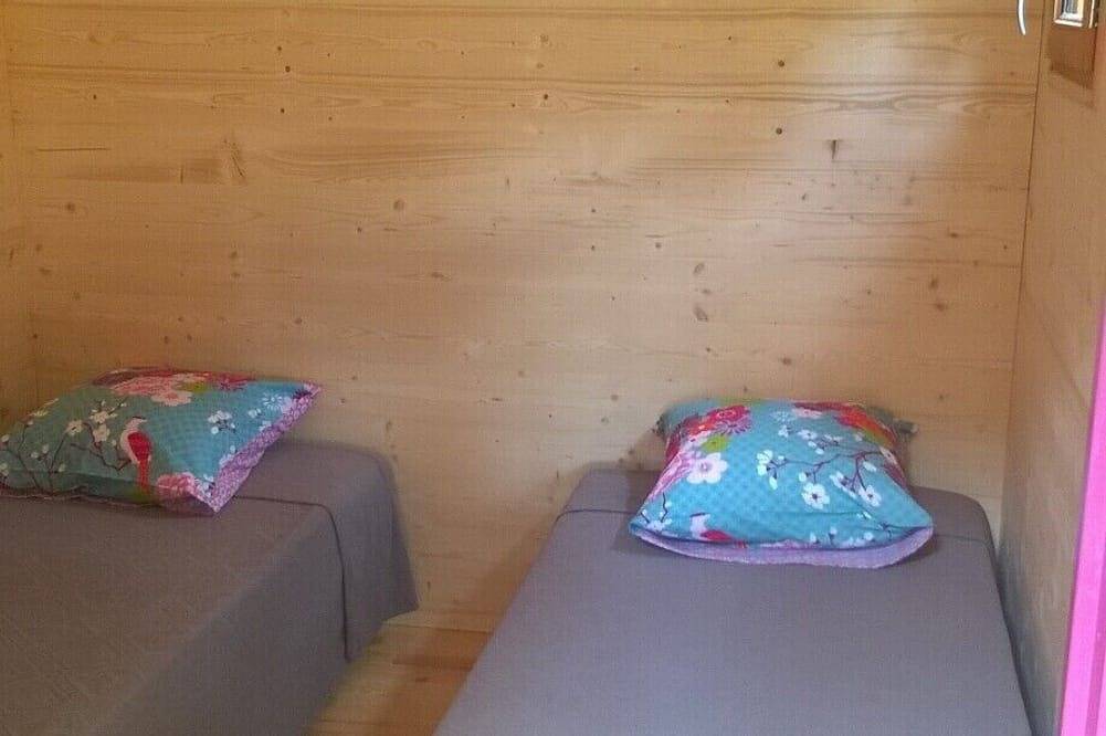 1 yourte contemporaine tout confort située dans un bois en terrasse avec vue. in Saint-Bonnet-le-Froid, Haute-Loire