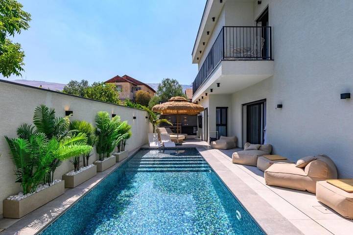 Appartement de vacances pour 15 personnes, avec piscine ainsi que jardin et jacuzzi