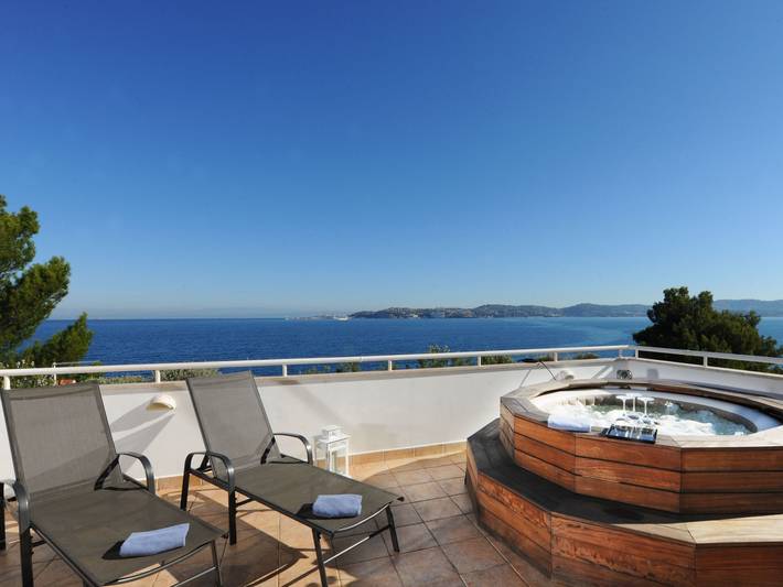 Ferienhaus für 4 Personen, mit Balkon und Whirlpool sowie Terrasse und Garten