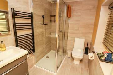 Log Cabin for 2 People in Plymouth, South West England, Photo 3