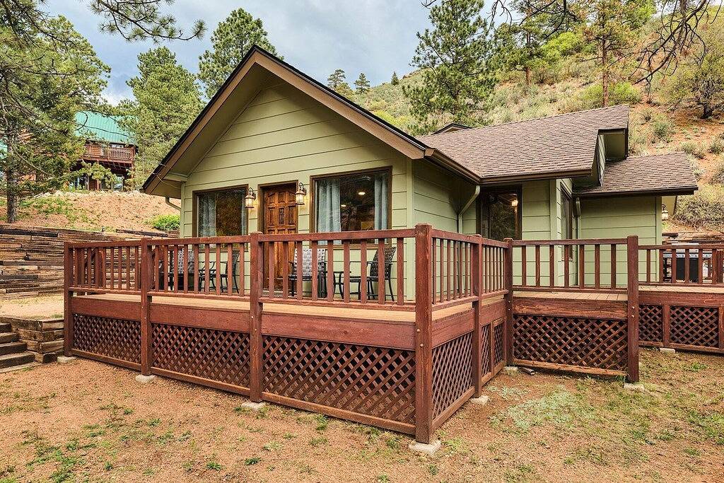 Hot tub ☆ Fire-pit ☆ Walk to Waterfalls in Green Mountain Falls, Teller County