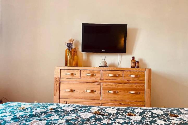 Entire apartment, Apartment overlooking the Quais de Beaucaire in Beaucaire, Nimes region