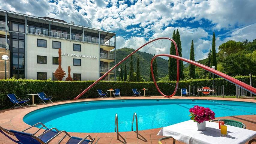 Hotel para 3 personas, con jardín y piscina - 1