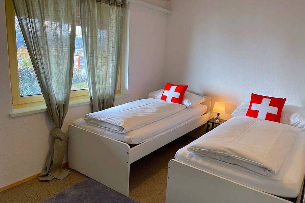 Geheel appartement, Swisshut Stunning Views Alps & Lake - Apart. Aeschlen Up in Sigriswil, Meer van Thun
