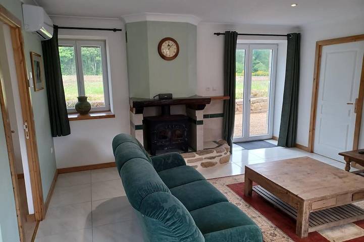 Apartamento entero, Charming 2-bedroom apartment, gardens, WiFi, AC in lovely Camors, Brittany. in Camors, Region de Lorient