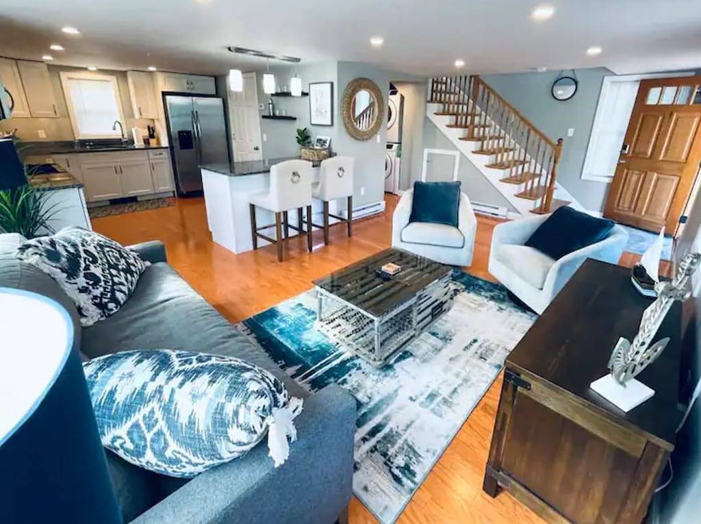 Coastal Cottage - Porch, Grill, Walk to Portsmouth in Kittery, York County