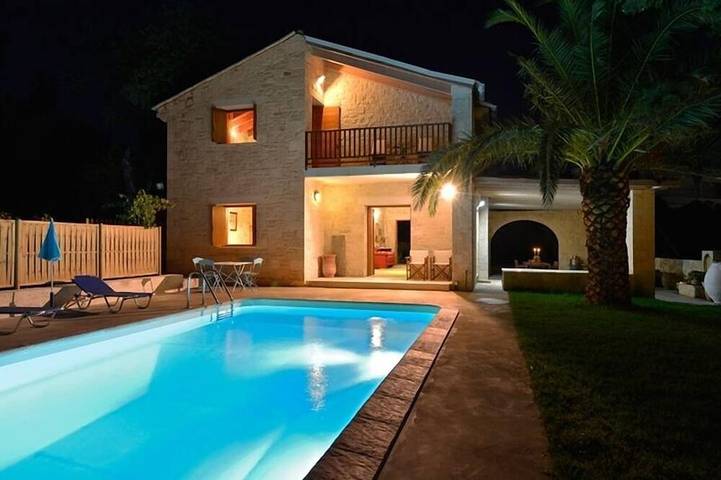 Location de vacances pour 4 personnes, avec balcon et jardin dans Kalyves