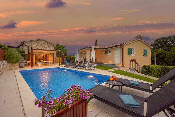 Ferienhaus für 8 Personen, mit Sauna und Pool sowie Garten