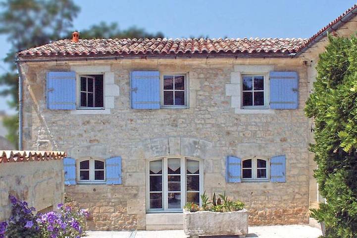 Gîte pour 5 personnes, avec Terrasse ainsi que Jardin et Piscine à Saint-Palais-de-Phiolin