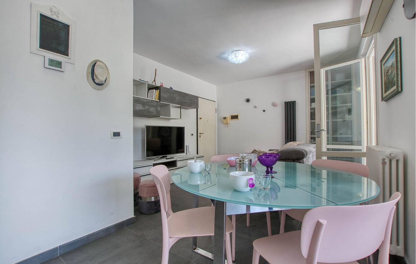 Ganze Ferienwohnung, Gemütliche 1-Zimmer-Wohnung mit Terrasse, 1 km vom Strand entfernt und kostenlosen Parkplätzen in Borgio Verezzi, Riviera di Ponente