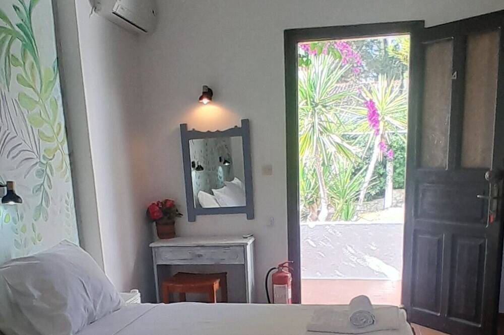 Apartamento entero, Charming studio in lovely Skiathos with Wifi, Ac 400 m from Trulos beach in Achladias, Islas Espóradas