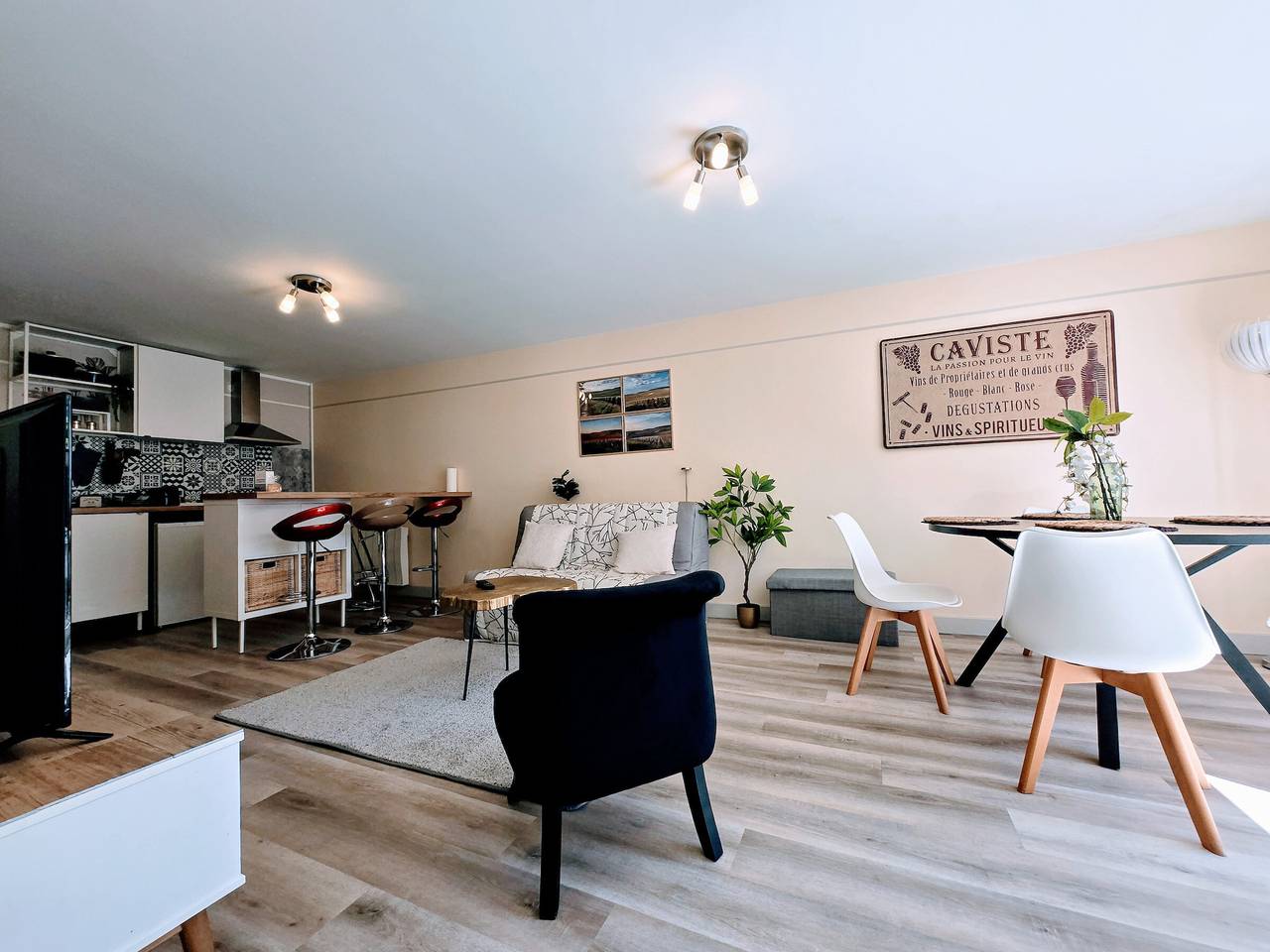 Apartamento entero, Apartamento moderno de 2 dormitorios con terraza y wifi en el centro de Chablis in Chablis (Yonne), Auxerre region