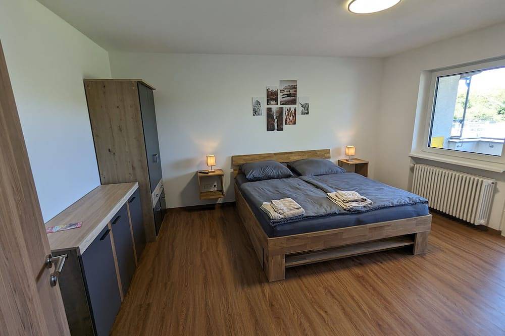 Ganze Wohnung, Ferienwohnung (4) 2.Og - 70 qm - mit Balkon - dirket am Bahnhof in Europa-Park, Ringsheim