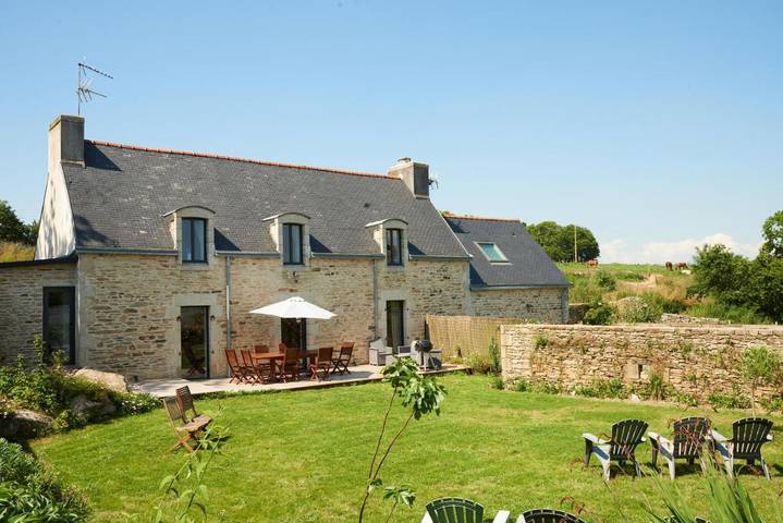 Location de vacances pour 8 personnes, avec terrasse ainsi que vue et jardin à Plonéour-Lanvern