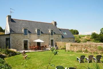 Gîte pour 8 personnes, avec jardin ainsi que terrasse et vue à Plonéour-Lanvern