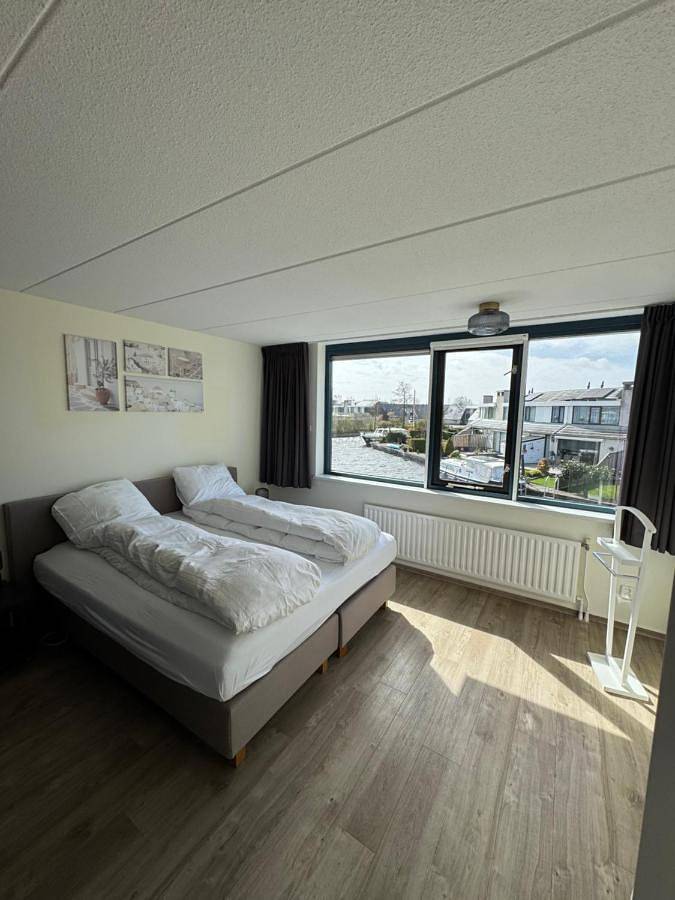 Ferienhaus für 4 Personen, mit Terrasse und Garten sowie Seeblick und Ausblick in Lemmer - 2