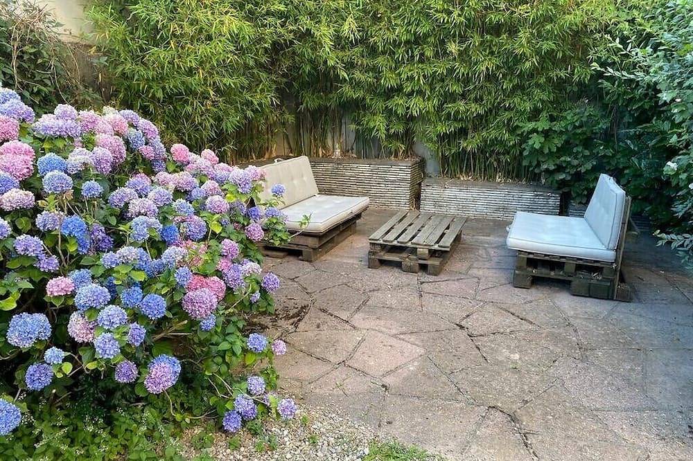 Entire apartment, 10mn walk from the lake, quiet one-bedroom apartment, ground floor with garden. in Cran-Gevrier, Annecy region