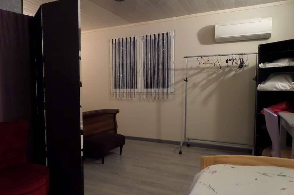 Maison climatisée  2 chambres  piscine (12h à 19h) animaux acceptés in Villeneuve-lès-Avignon, Région de Nîmes