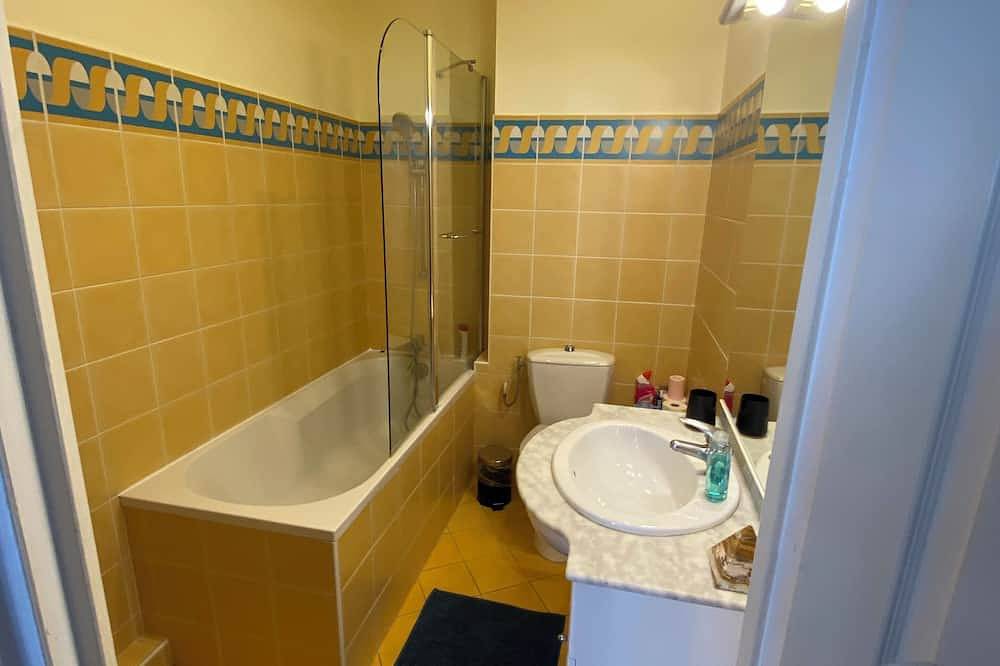 Entire apartment, The Jean Jaurès offers you a 30 m2 apartment in a Xvith century building. in Troyes, Aube