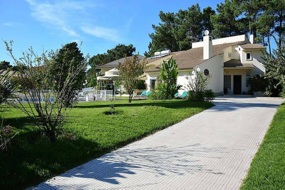 Deluxe Aroeira Villa | Villa Verdizela Ii | 6 Bedrooms | Table Tennis & Perfect for Families | Aroeira in Aroeira, Corroios