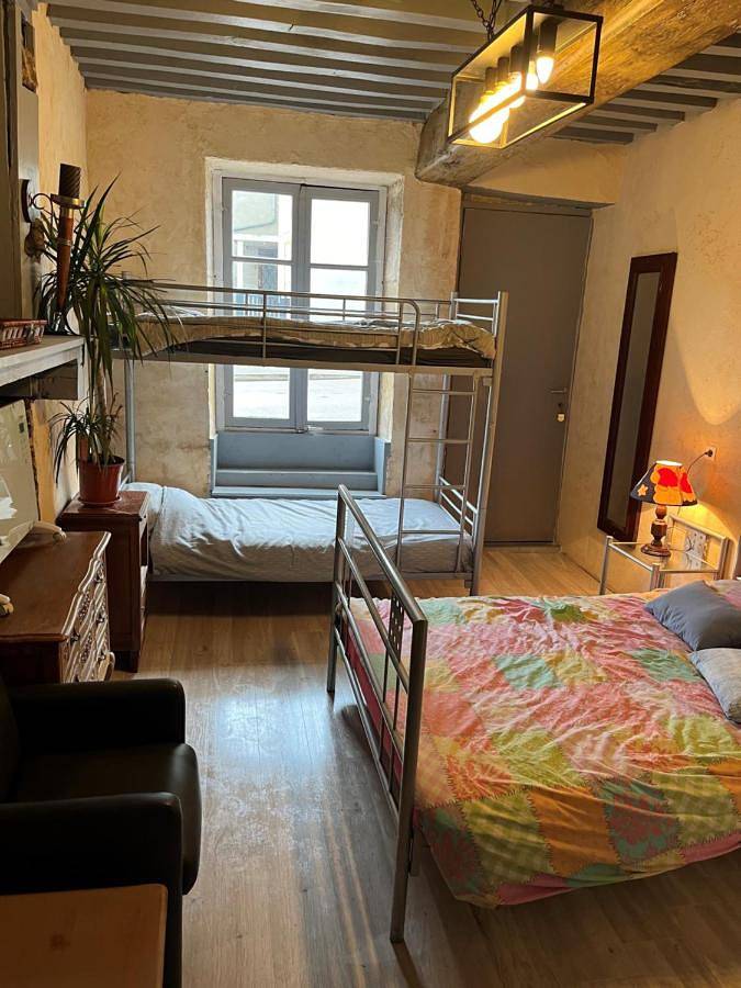 Double Room with Shared Bathroom in Issy-l'Évêque, Région d'Autun