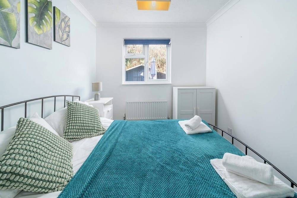 Entire apartment, 1 Bedroom Apartment with Garden in Charming Crawley and Free Parking in Crawley, West Sussex