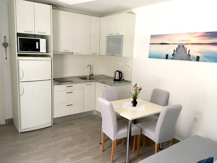 Ferienwohnung für 4 Personen, mit Balkon/Terrasse in Jezera