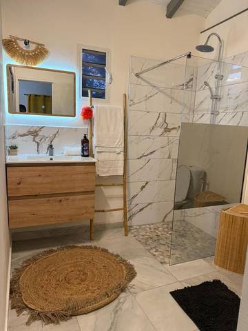 Location de vacances pour 3 personnes, avec balcon et jacuzzi à Petit-Canal