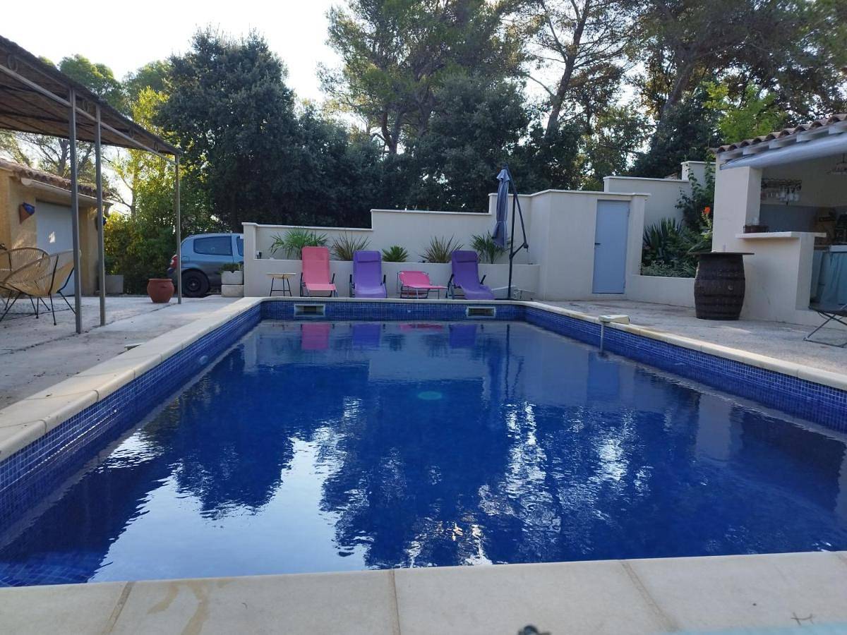 Three-Bedroom House in Sauveterre, Région de Nîmes
