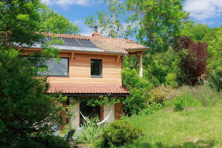 Gîte pour 8 personnes, avec piscine ainsi que vue et jardin à Bully