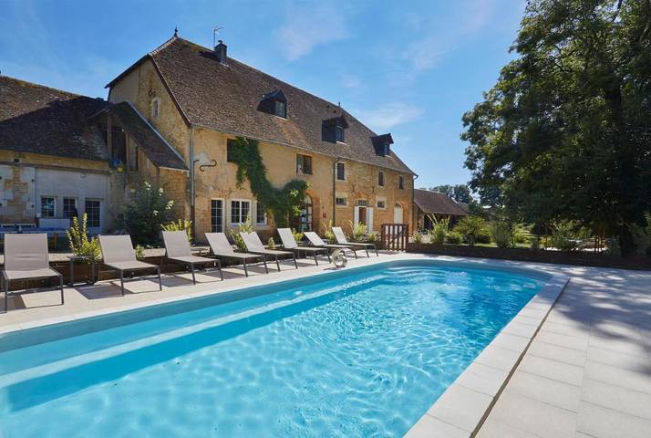 Hôtel pour 4 personnes, avec jardin et piscine ainsi que vue et sauna, animaux acceptés à Bersaillin