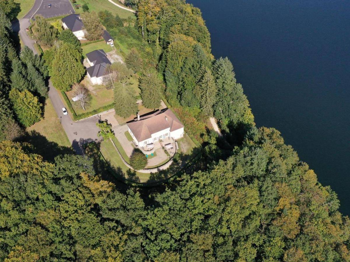Gîte au Bord du Lac avec Activités, Jardin et Confort Moderne, Animaux Acceptés - Fr-1-742-87 in Saint-Étienne-Cantalès, Région d'Aurillac