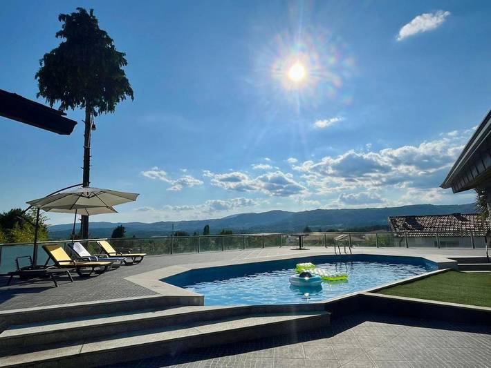 Location de vacances pour 12 personnes, avec Balcon et Terrasse ainsi que Jardin et Piscine à Chaves