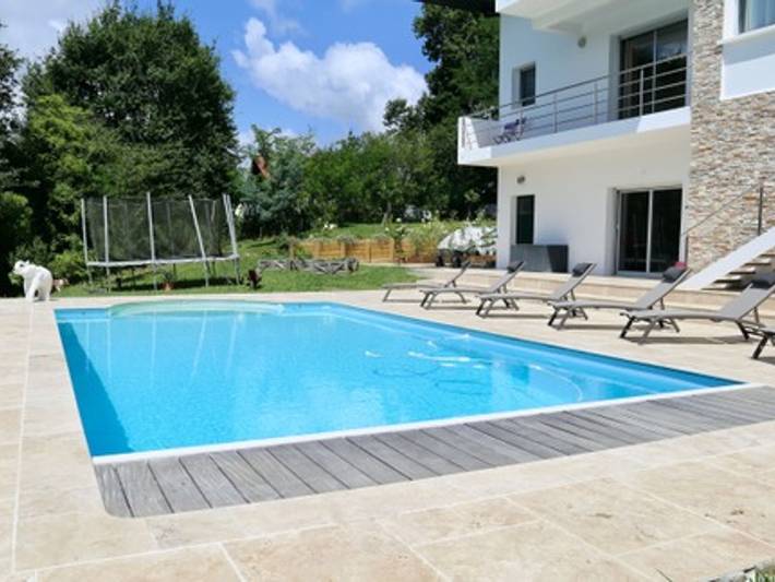 Gîte pour 8 personnes, avec Terrasse ainsi que Jardin et Piscine au Pays basque
