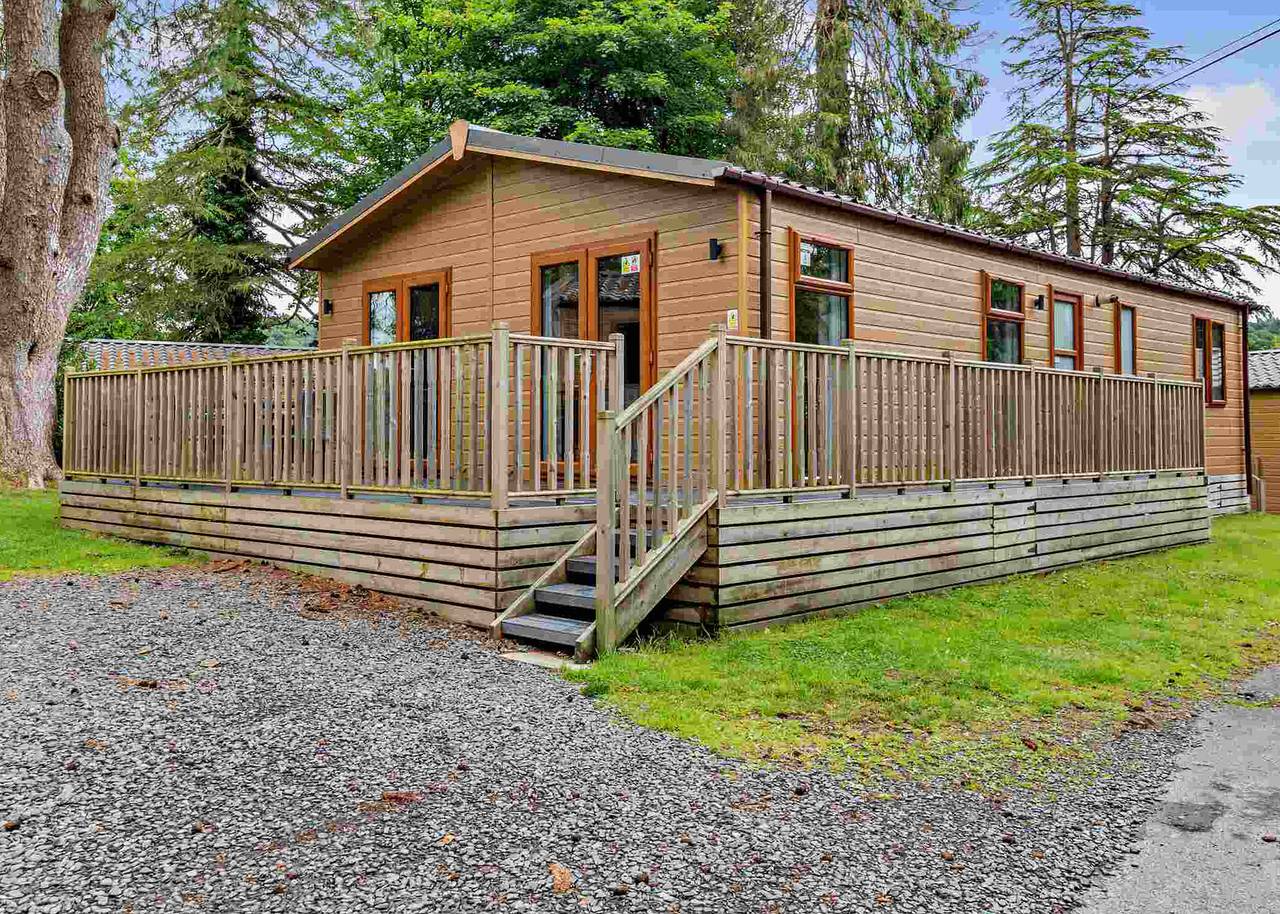 Deluxe 3 Lodge, slps 8, parking, ensuite & decking in Bowness-on-Windermere, Lake District